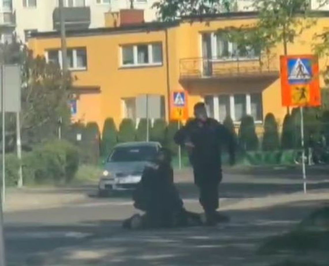 Awantura na os. Zazamcze. 33-latek został położony na chodniku przez policjantów