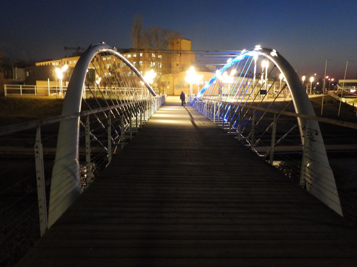Awaria iluminacji na mostku nad Zgłowiączką. Podświetlona jest tylko połowa obiektu