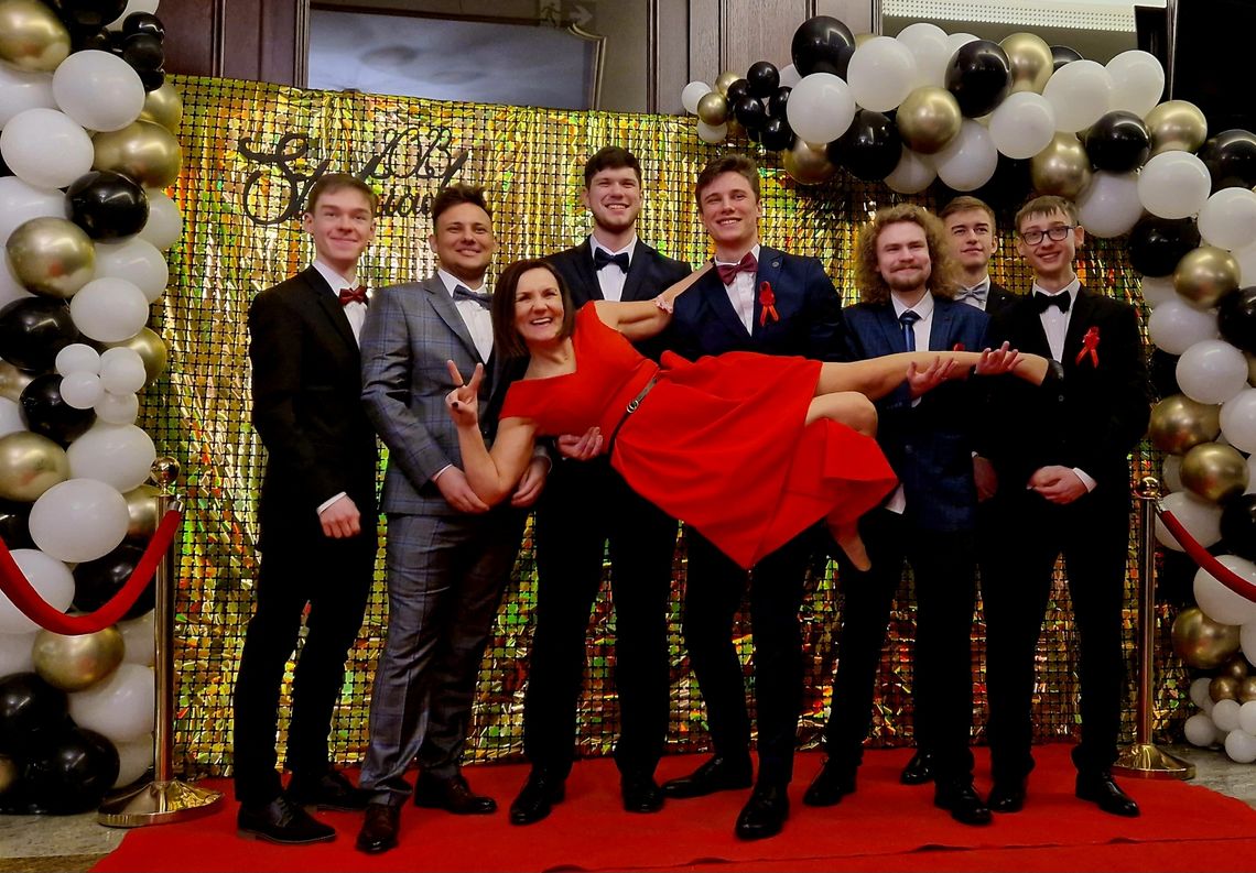 Bal maturalny uczniów Zespołu Szkół Chemicznych 