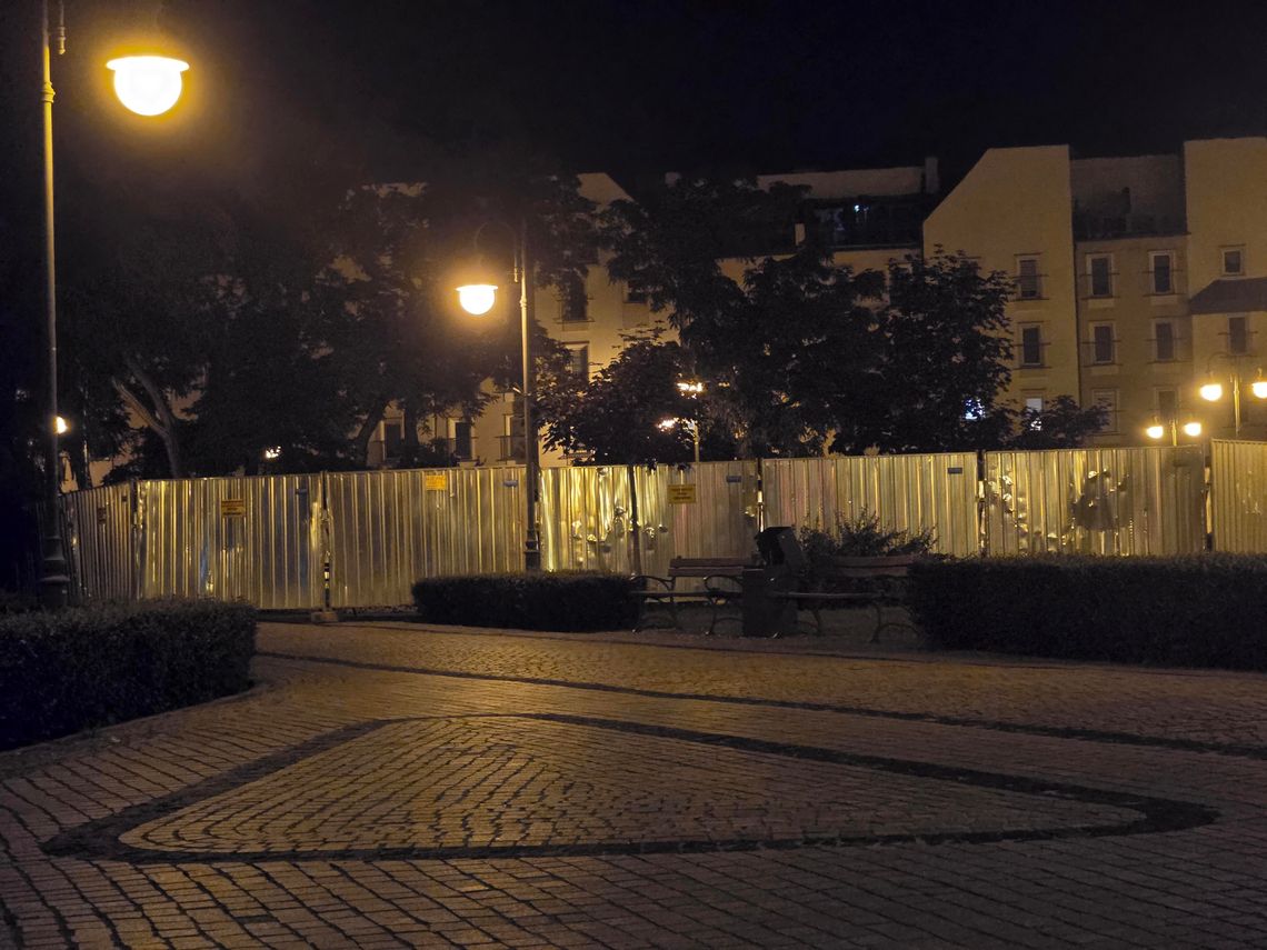 Blaszane ogrodzenie z napisem "teren budowy" na skwerze Kaczyńskich. Powstanie tu pomnik