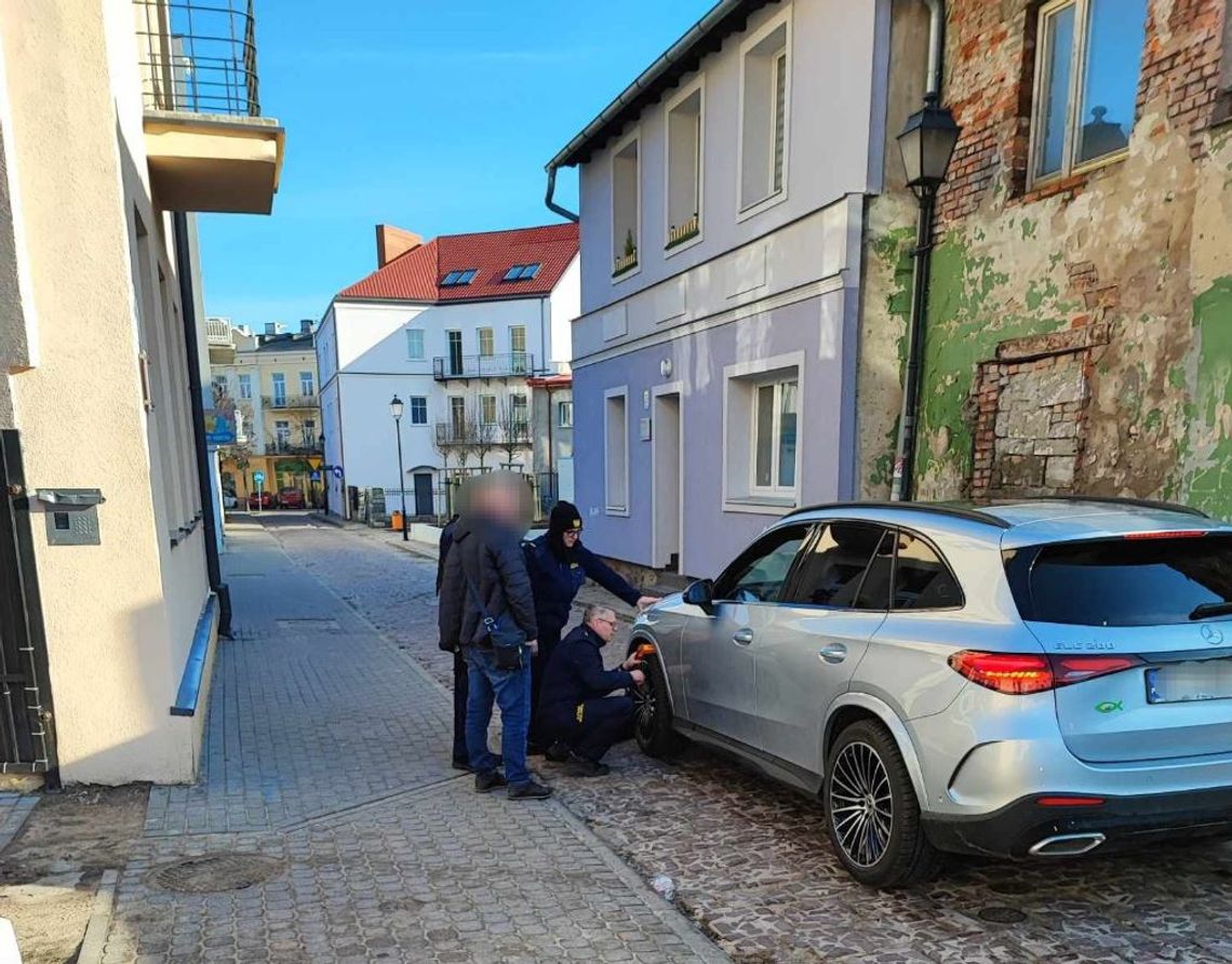 Blokada na koło została zniszczona. Kobieta nie zostanie obciążona kosztami