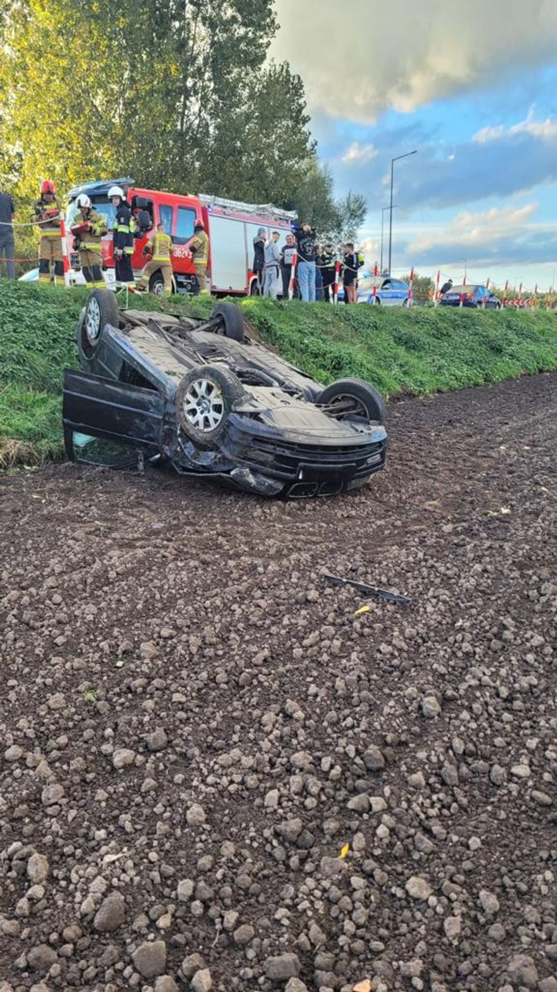 BMW dachowało pod Kowalem. Autem podróżowały dwie osoby