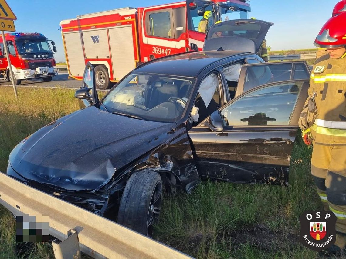 BMW uderzyło w barierki na autostradzie. 19-latek zasnął za kierownicą