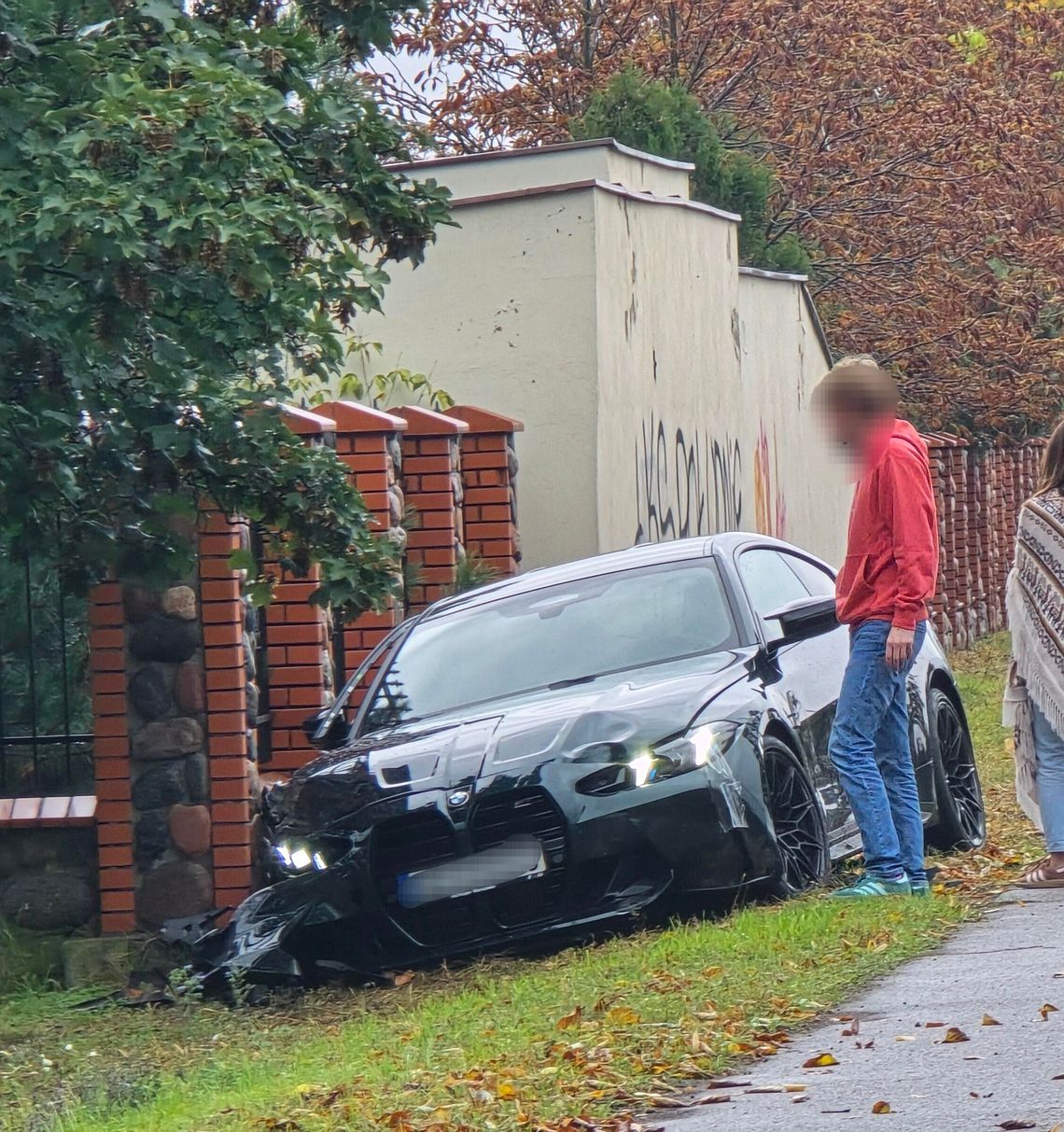 Ściął drzewo i uderzył BMW w ogrodzenie kościoła