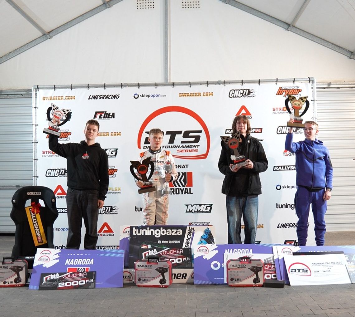 Borys Piotrowski na podium klasyfikacji generalnej zimowej serii DTS