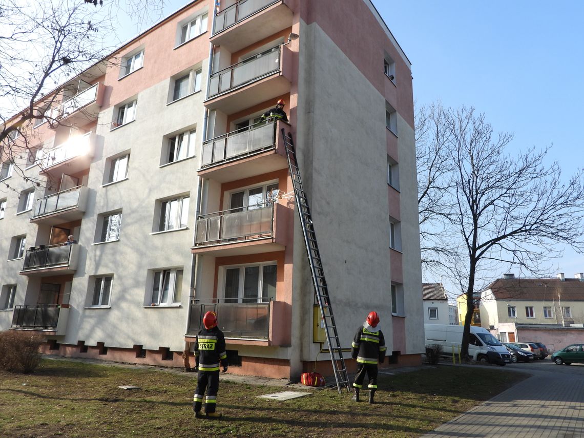 Brak kontaktu z lokatorem bloku przy al. Chopina - strażacy wchodzili balkonem