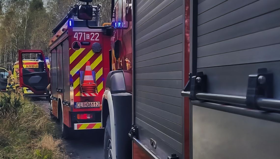 Śmierć w lesie. Strażacy spóźnieni przez auta blokujące wyjazd z garażu