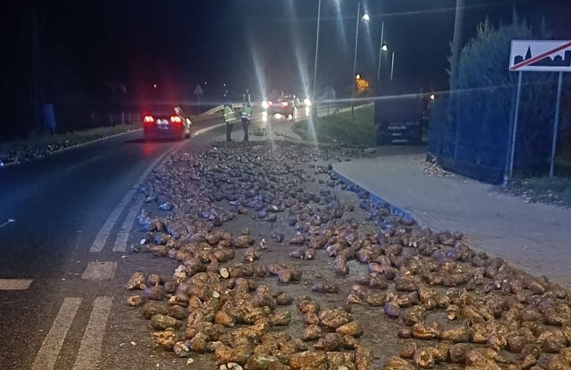 Buraki wysypały się na drogę. Ruch na trasie był utrudniony