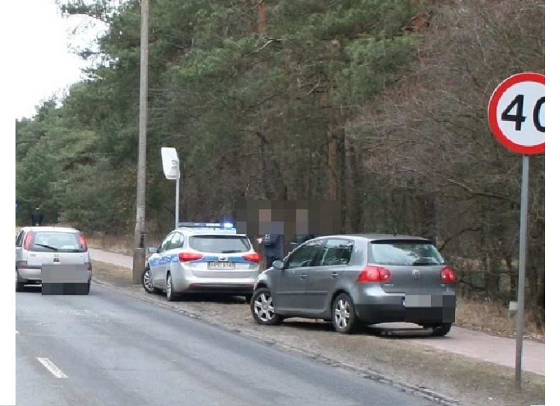 Był tak pijany, że nie miał siły jechać dalej. Zatrzymał się na ścieżce rowerowej