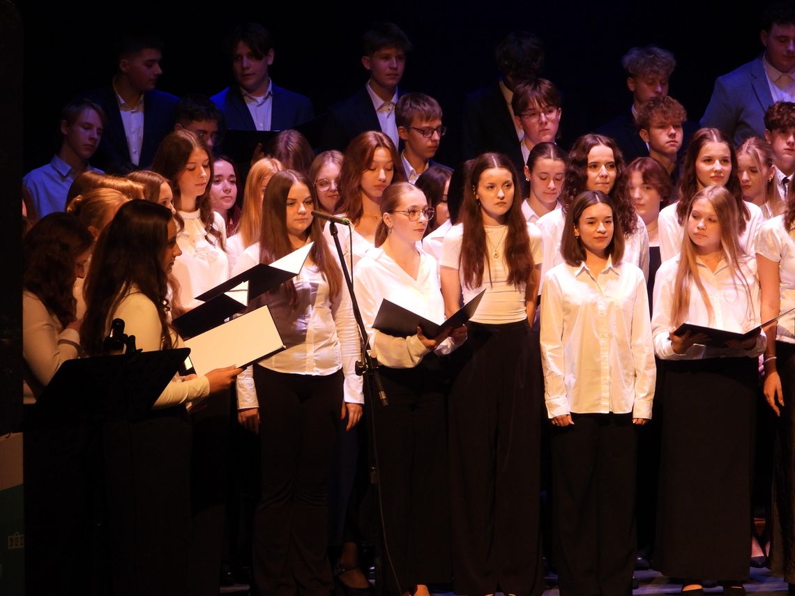Koncert Bożonarodzeniowy uczniów LZK „Czas to miłość” – pełna sala i świąteczna atmosfera