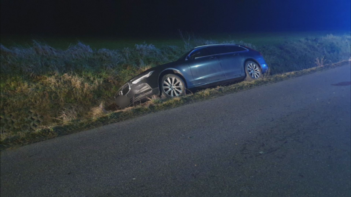 Pojazd wezwał służby. Kierowca chciał ominąć zwierzę na drodze i wpadł do rowu