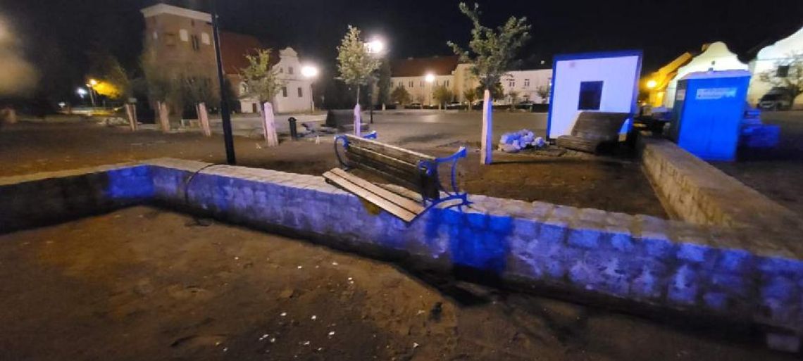 Chciał ukraść ławkę ze Starego Rynku Straż użyła przymusu bezpośredniego Chciał ukraść ławkę ze Starego Rynku Straż użyła przymusu bezpośredniego