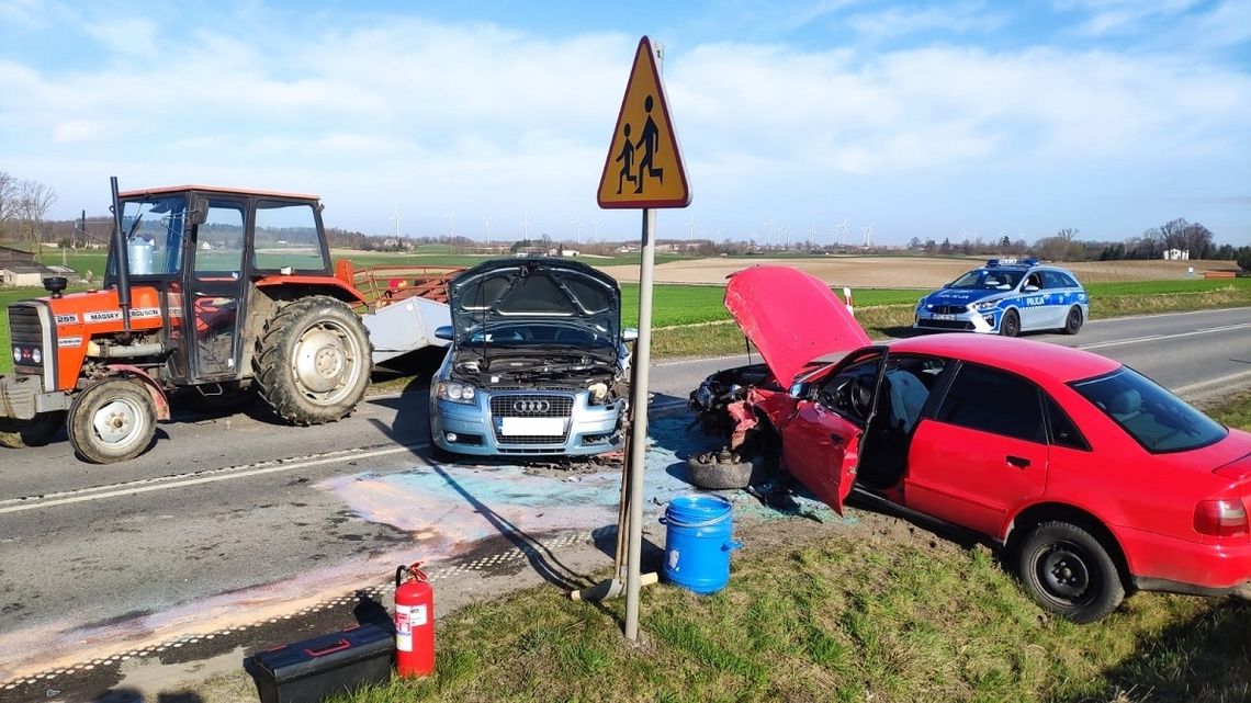 Chciała wyprzedzić ciągnik na wzniesieniu drogi. Zderzyła się z innym pojazdem