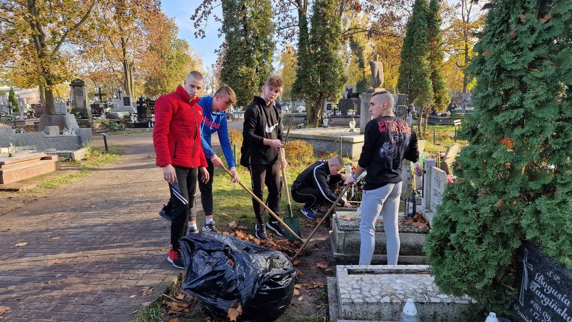 Chłopcy z Młodzieżowego Ośrodka Wychowawczego porządkowali groby