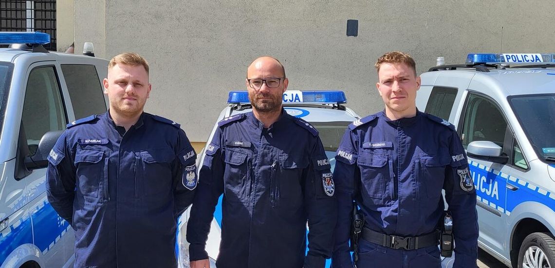 Chłopczyk siedział na środku stawu na fontannie. Z pomocą przyszli policjanci