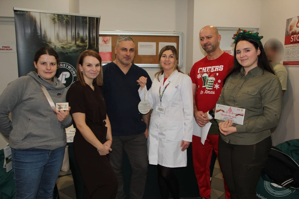 „Choinka dla życia” we Włocławku. Jak co roku oddali krew i odebrali świąteczne drzewka