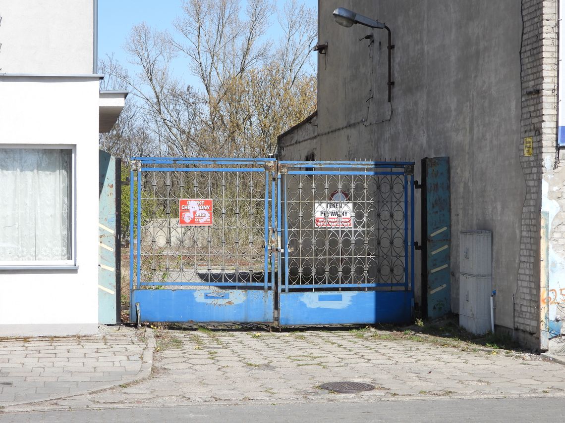 Ciało młodej kobiety zwisało na bramie jednej z firm przy ulicy Toruńskiej