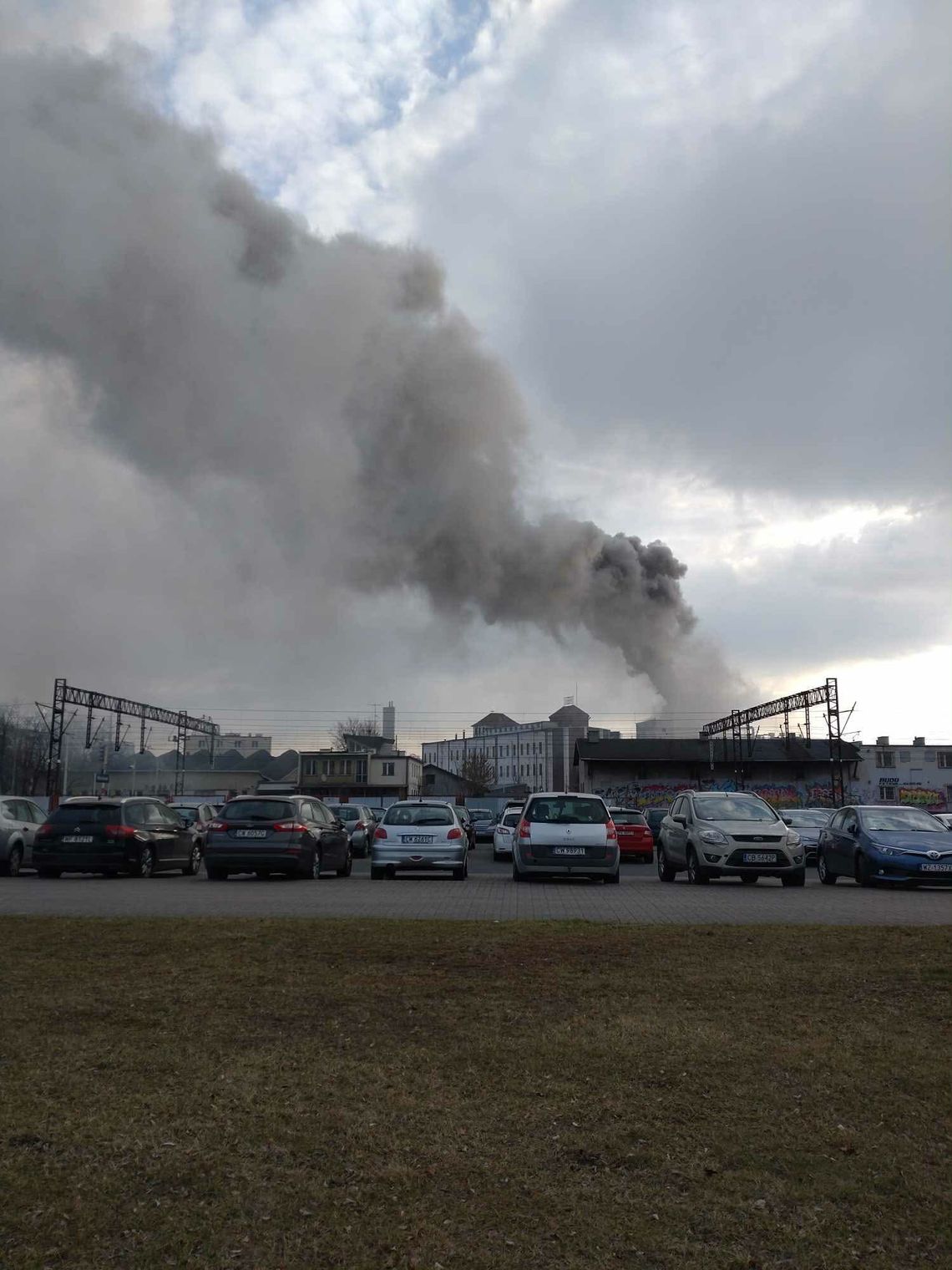 Ciemny dym nad Włocławkiem. Pożar w zakładzie przy P.O.W.