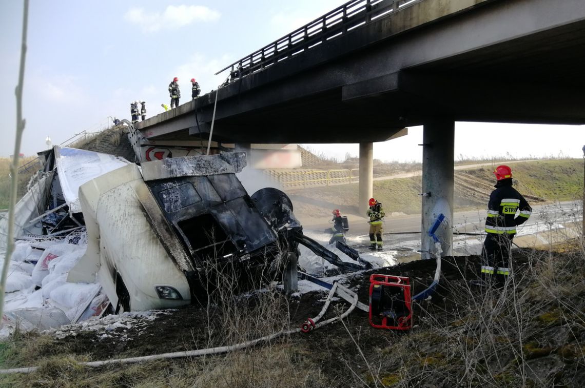 Ciężarówka spadła z wiaduktu na jezdnię i stanęła w ogniu. Nie żyje 27 latek, dwie osoby w szpitalu