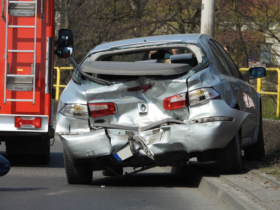 Ciężarówka uderzyła w osobowy Renault. Matka z 9-miesięcznym dzieckiem w szpitalu