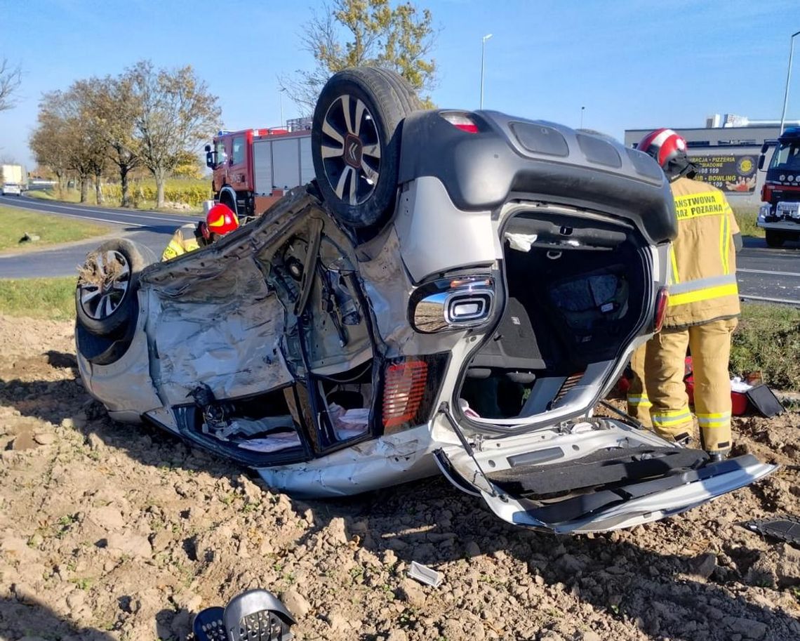 Citroen dachował po zderzeniu z ciężarówką. Kierowca osobówki wymusił pierwszeństwo