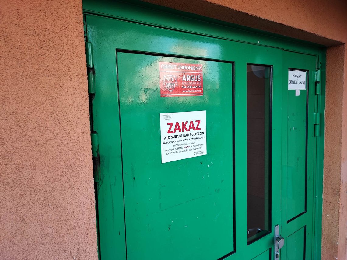 Co dalej z bezdomnym z ul. Bajecznej? Spółdzielnia wynajęła ochronę Co dalej z bezdomnym z ul. Bajecznej? Spółdzielnia wynajęła ochronę