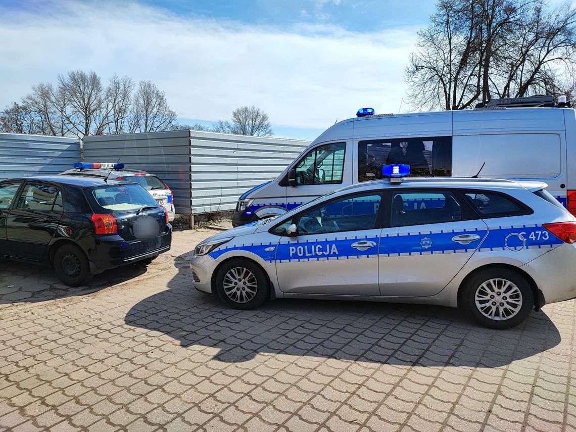 75-latek cofał na skrzyżowaniu. Uderzył w policyjny radiowóz
