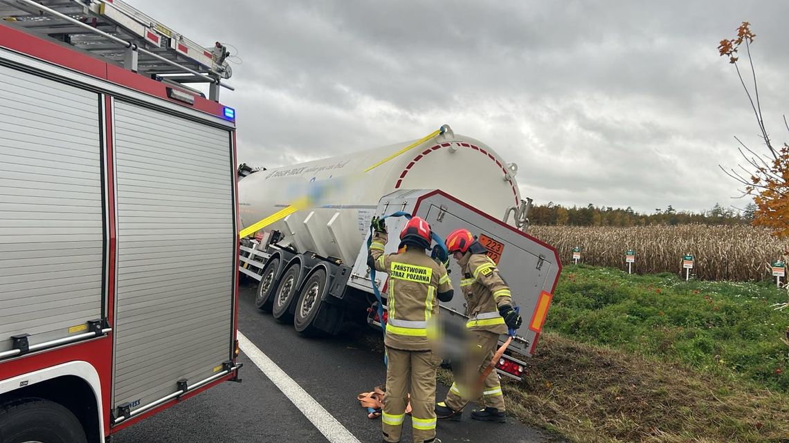 Cysterna z LNG w rowie. Droga krajowa nr 91 całkowicie zablokowana Cysterna z LNG w rowie. Droga krajowa nr 91 całkowicie zablokowana