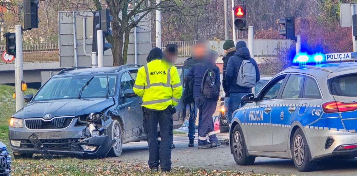Czerwone zignorowane – auta rozbite. Policja ukarała 27-latka mandatem