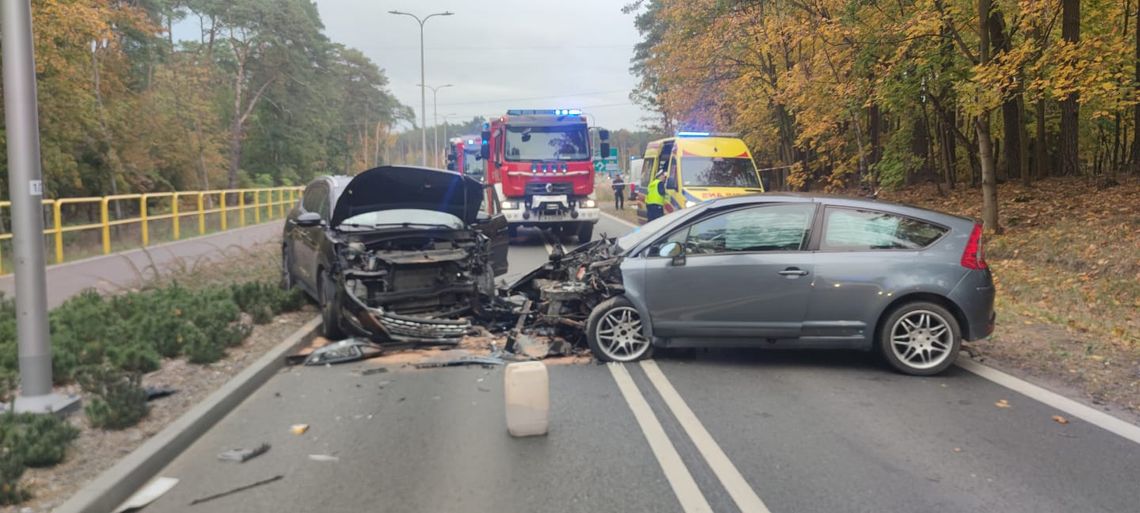 Czołowe zderzenie na DK 62. Droga zablokowana