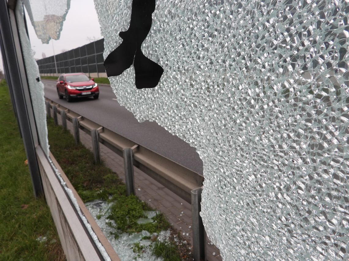 Cztery ekrany przy ul. Toruńskiej zniszczone. Koszt wymiany szyby to 13 000 zł Cztery ekrany przy ul. Toruńskiej zniszczone. Koszt wymiany szyby to 13 000 zł