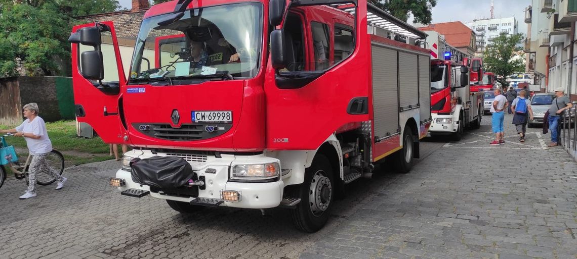 Cztery zastępy straży pożarnej na ul. Zduńskiej