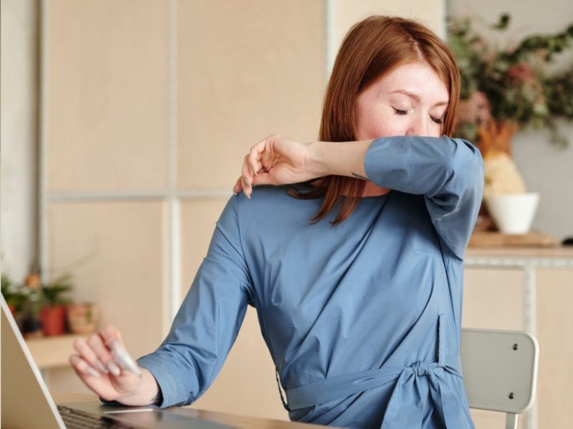 Czujesz przemęczenie i kaszlesz po COVID-19? Co się dzieje w organizmie i jak sobie pomóc