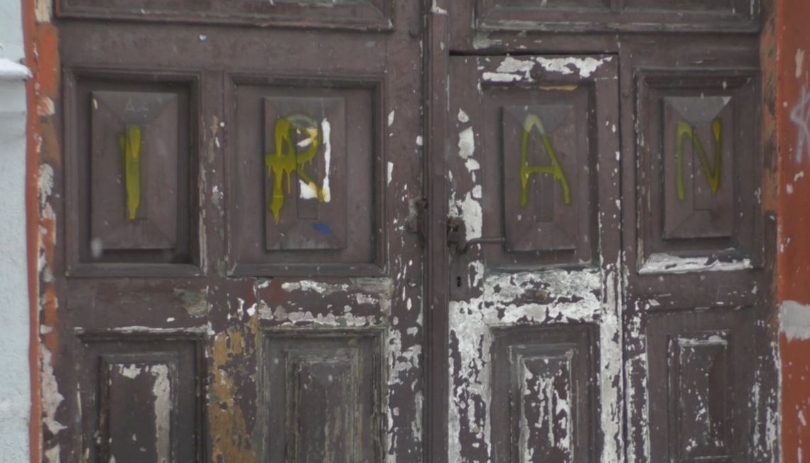 Czy autor e-maila do ratusza i twórca napisów IRAN na miejskim targowisku to ta sama osoba?