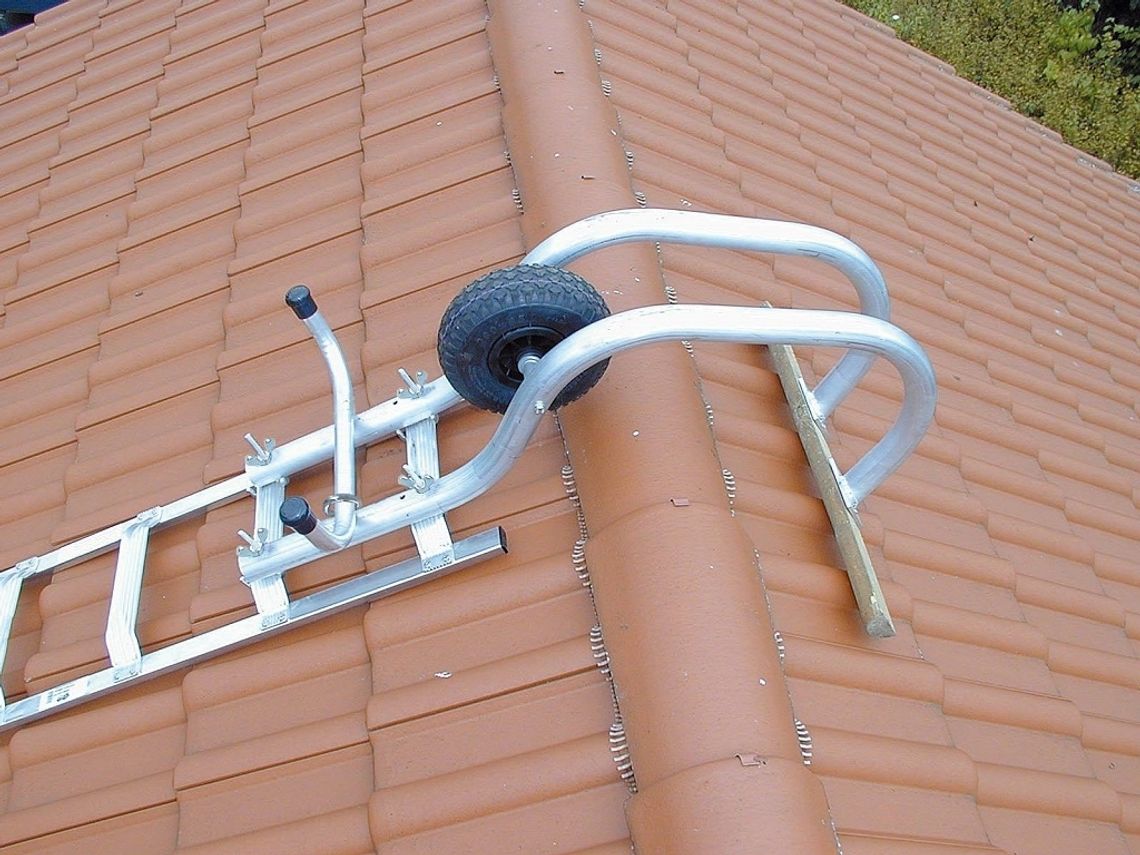 Czy odpowiednia drabina może zastąpić ławy i stopnie kominiarskie na dachu?