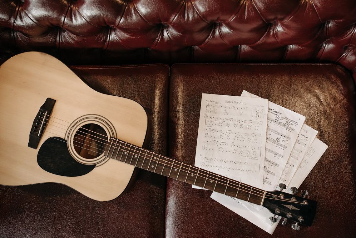 Czym różni się gitara klasyczna od elektroklasycznej? Wyjaśniamy!