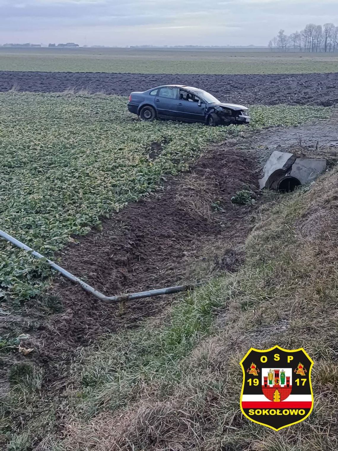 Dachowanie auta w Koszanowie. Jedna osoba poszkodowana 