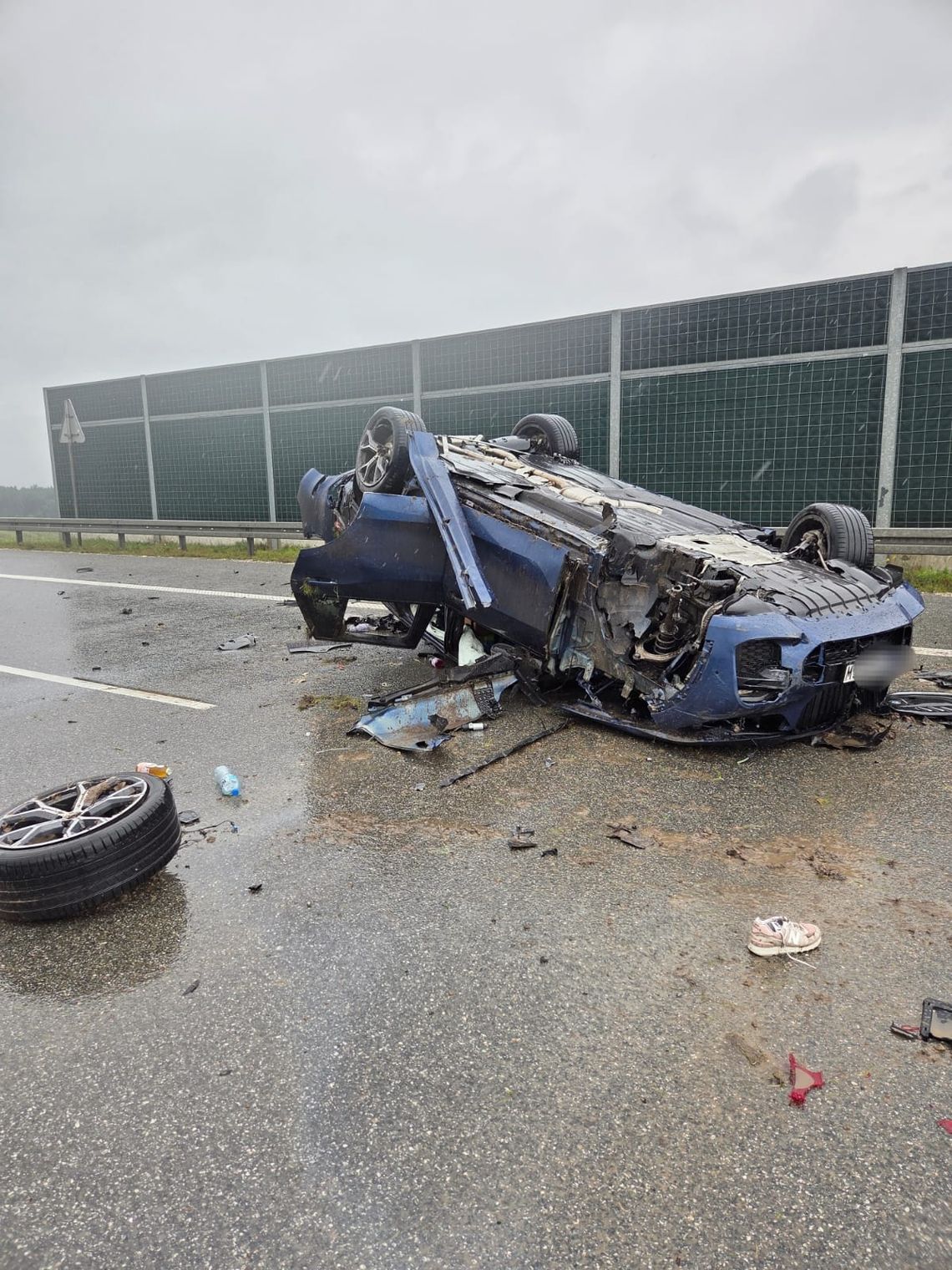 Dachowanie BMW na autostradzie A1. Dachowanie BMW na autostradzie A1.