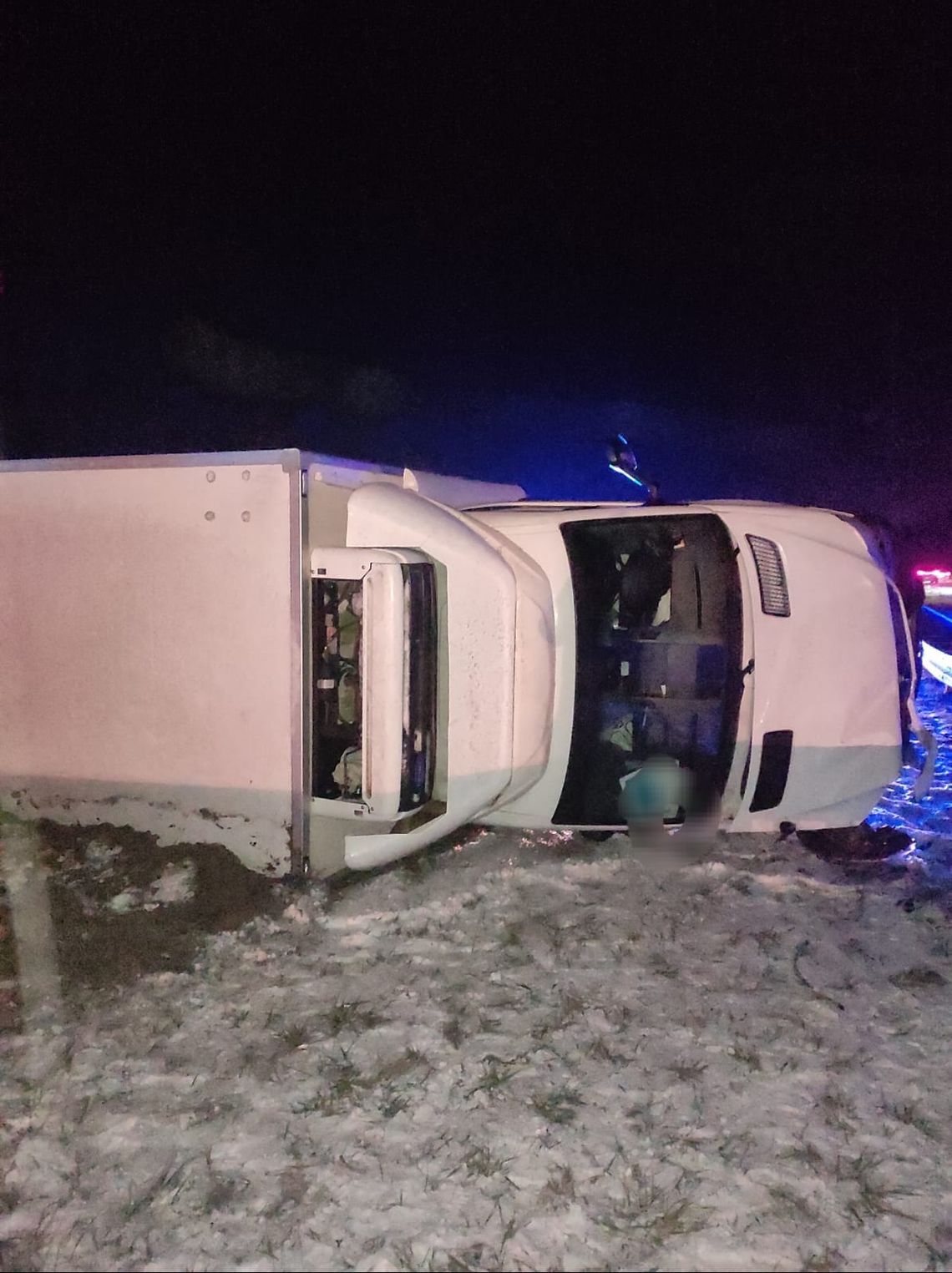 Dachowanie busa i zderzenie dwóch pojazdów na A1 – utrudnienia w ruchu do godziny 23:00. Trwa akcja służb