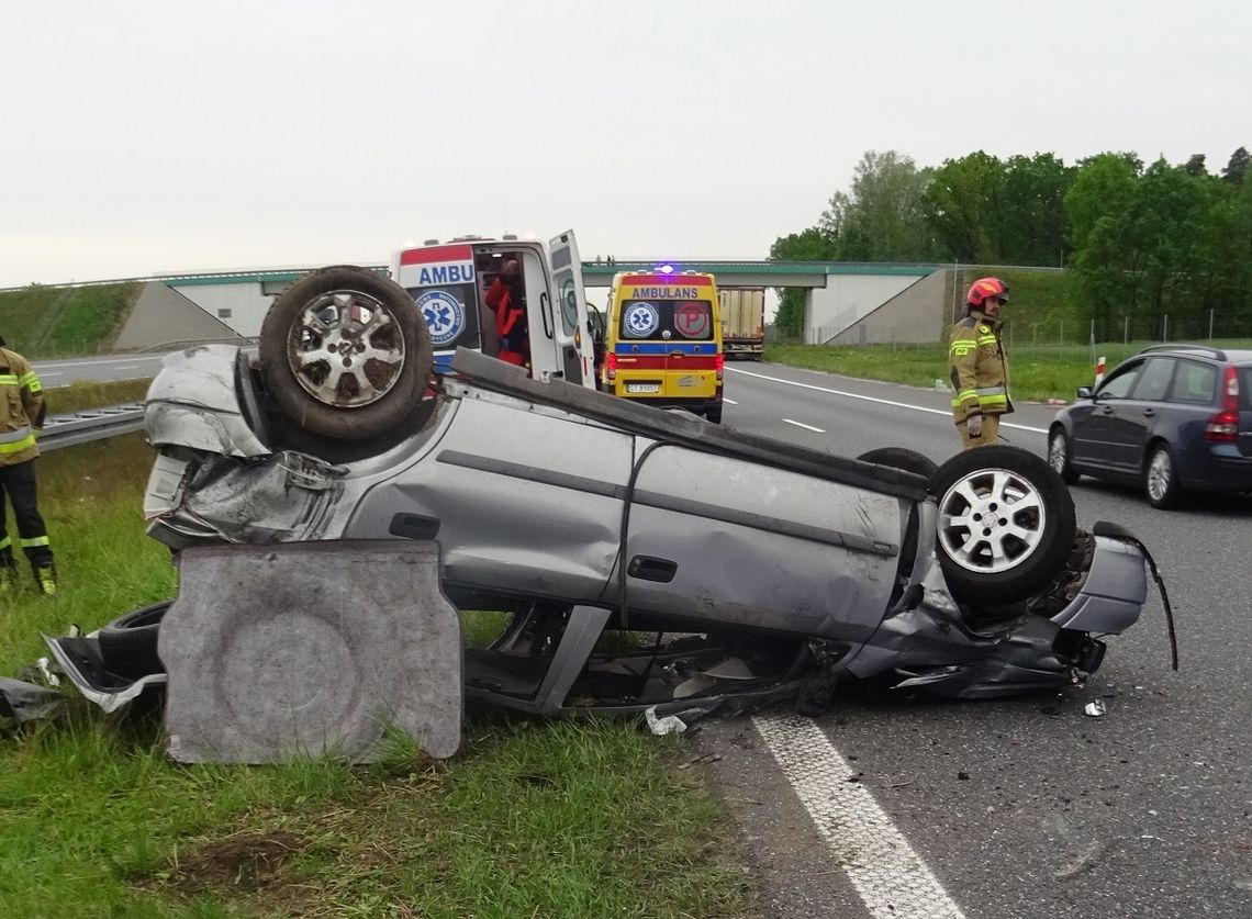 Dachowanie na autostradzie A1. Trzy osoby trafiły do szpitala