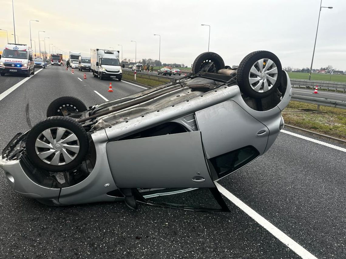 Dachowanie na autostradzie A1. Trzy osoby zostały poszkodowane