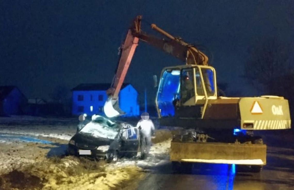 Dachowanie w polu. Potrzebna była koparka, bo pojazd wbił się w ziemię