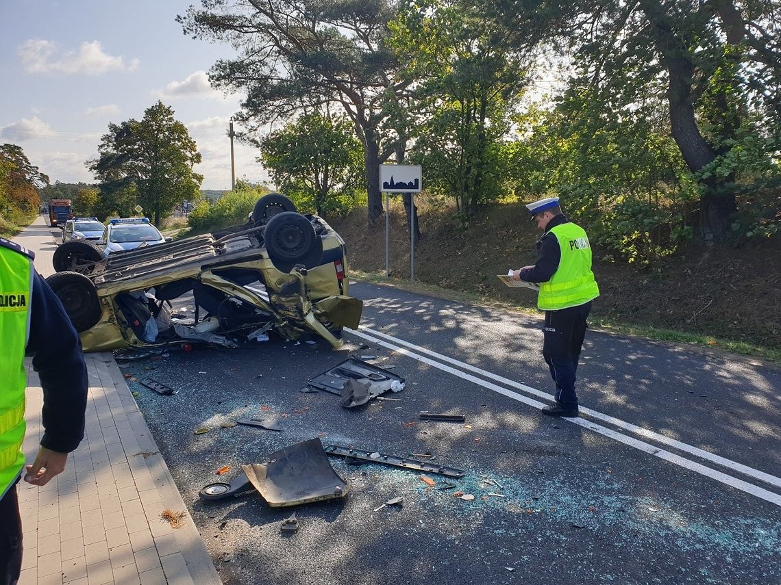 Dachowanie w wyniku zahaczenia o przyczepę rolniczą. Kierowca w szpitalu