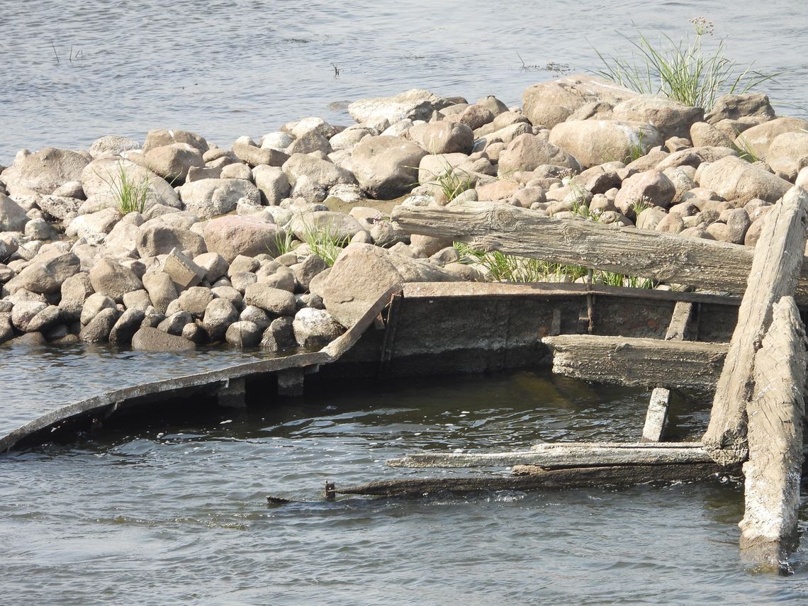 Dawny most wyłania się z Wisły. IMGW: susza hydrologiczna w regionie