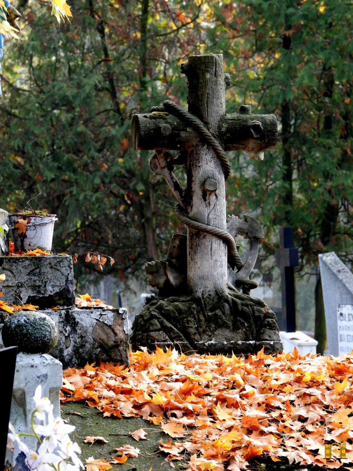 Dewastowano nagrobki, chowano "na dziko". Dziś cmentarz komunalny ma ponad 100 lat