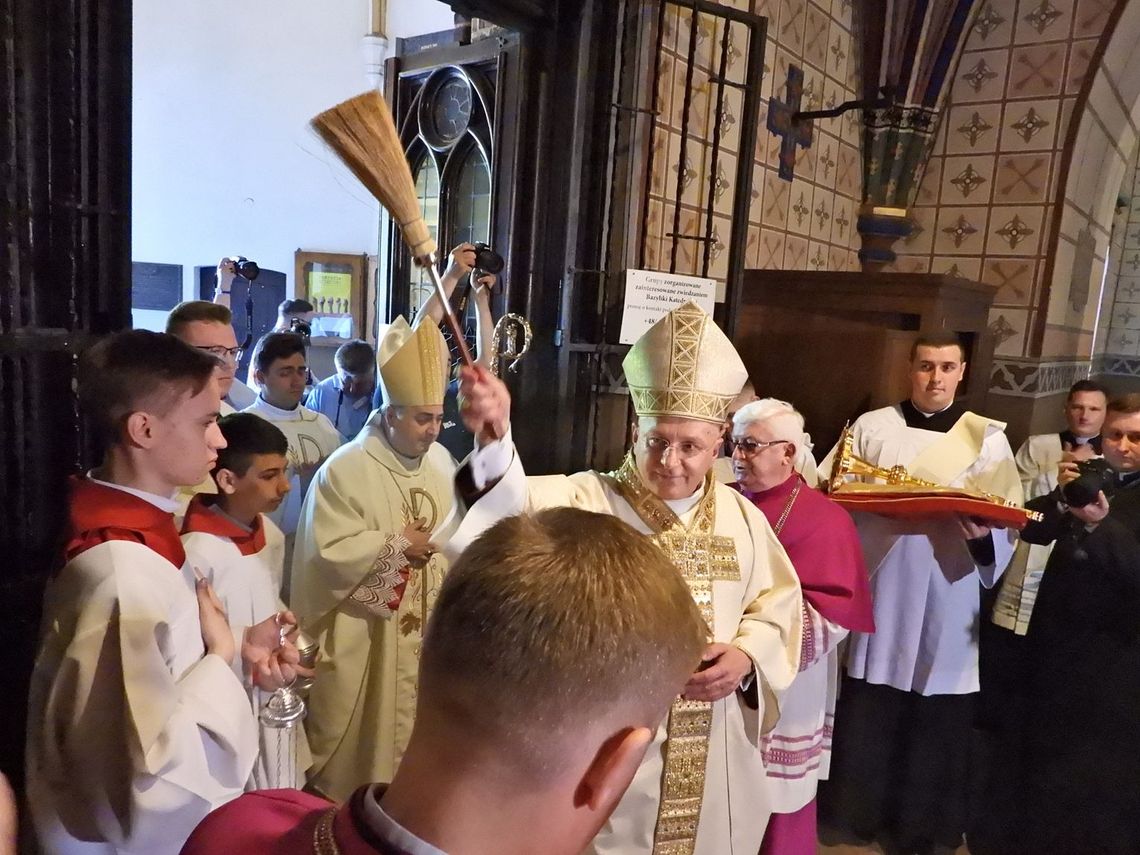 Biskup ogłasza: zupełne odpuszczenie grzechów w 2026 r. dostępne tylko w Uniejowie, Kole i Dobrowie