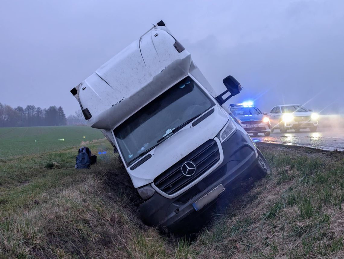 Dostawczy Mercedes w rowie na obwodnicy Kowala