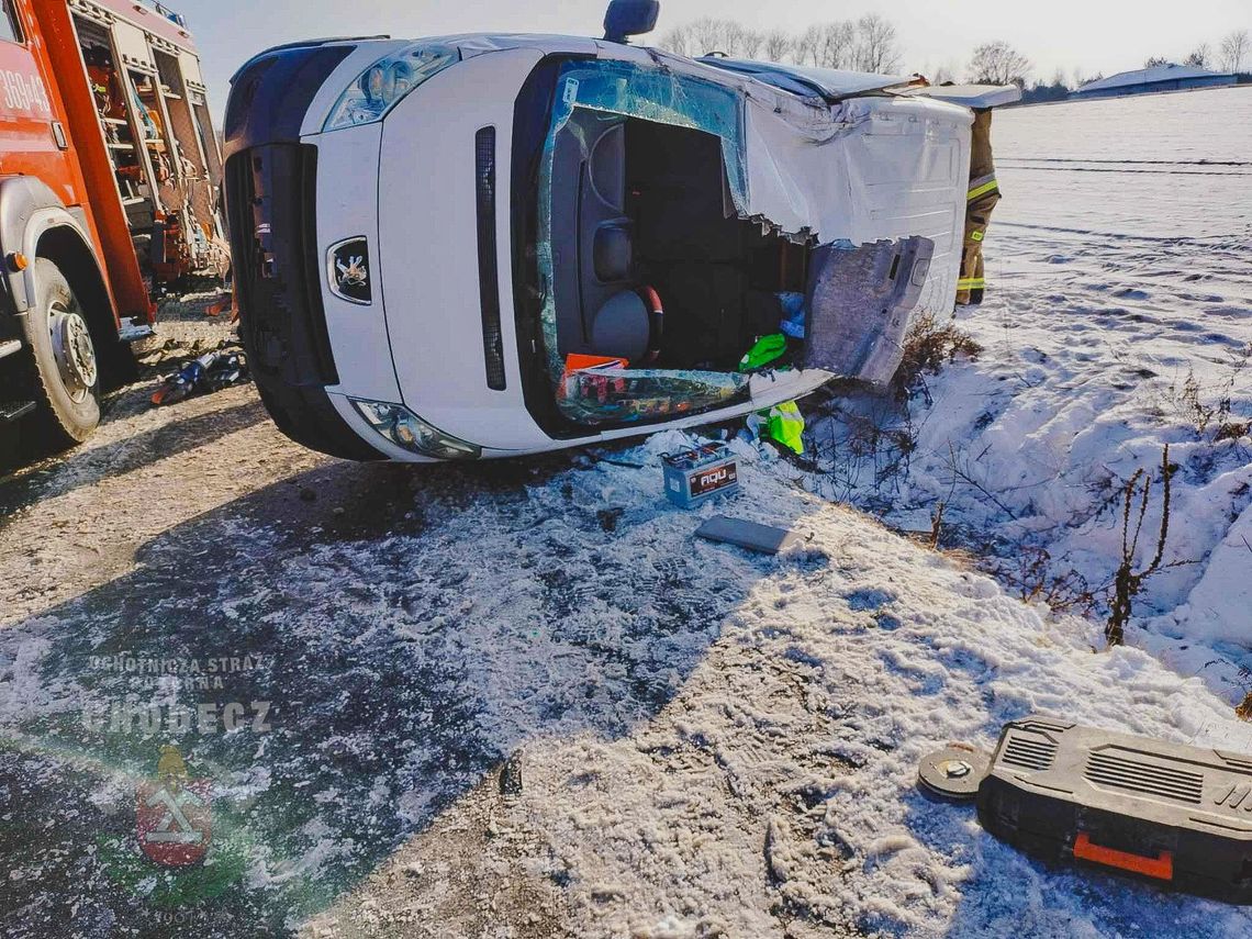 Dostawczy Peugeot przewrócił się na bok. Kierowca miał ponad 3 promile