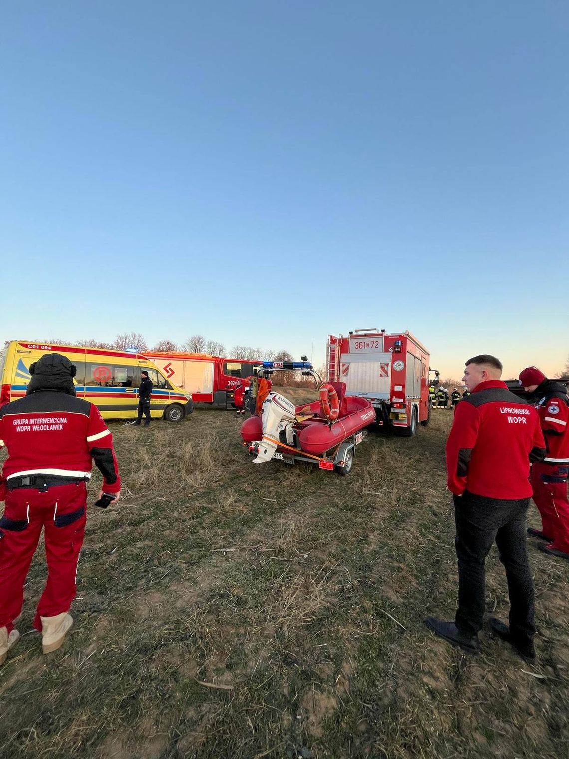 Dramatyczna akcja ratunkowa. Pod dwójką osób załamał się lód