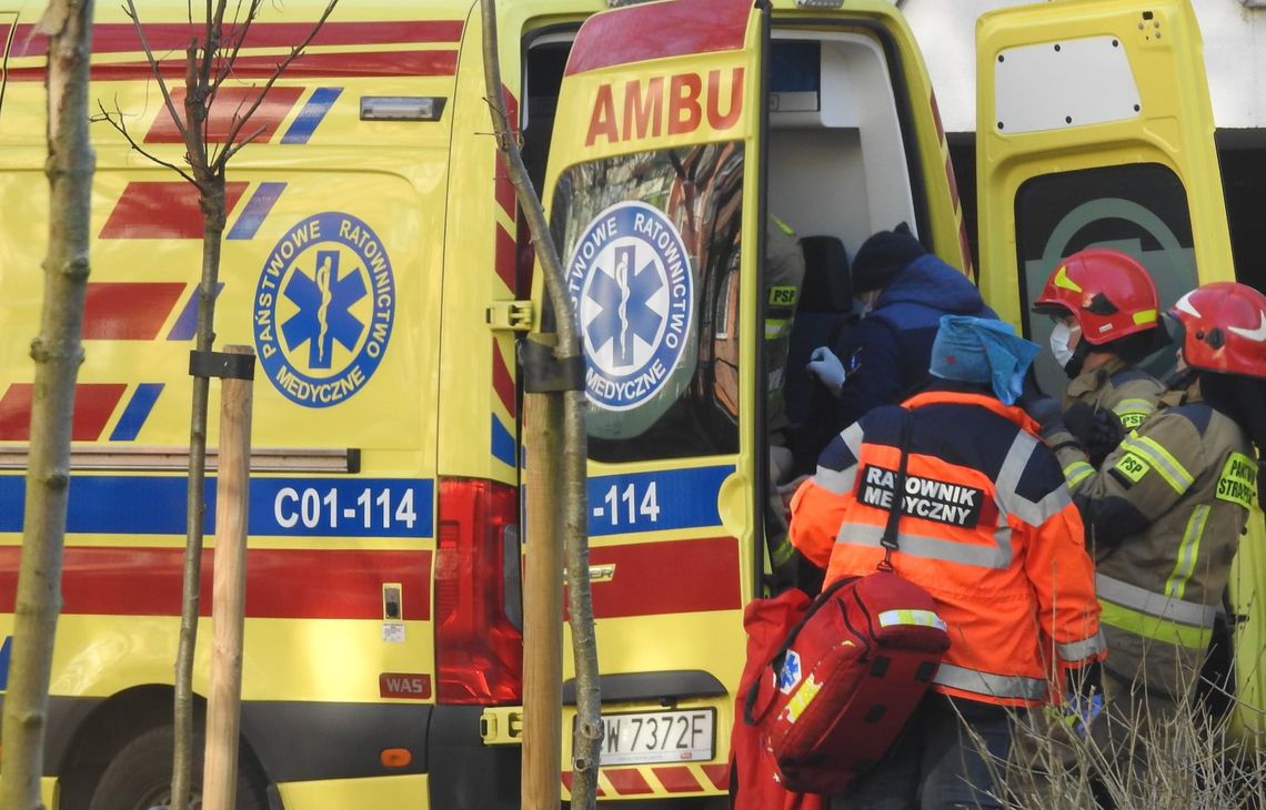 Dramatyczne chwile na cmentarzu w Zgłowiączce. Walczyli o życie kobiety niemal całe nabożeństwo